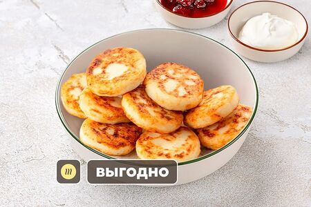 Большая порция сырников со сметаной и вишневым вареньем