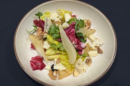 Теплый салат с грушей и сыром горгонзола