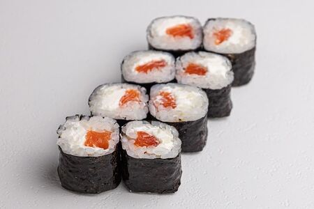 Ролл со слабосоленым лососем и филадельфией