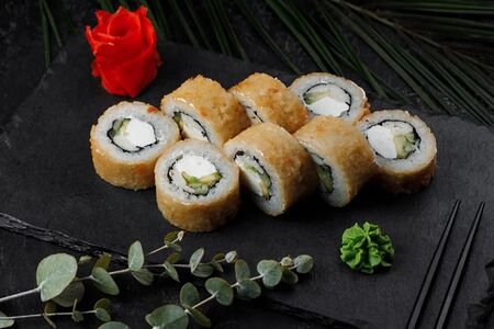 Жареный ролл с крабом