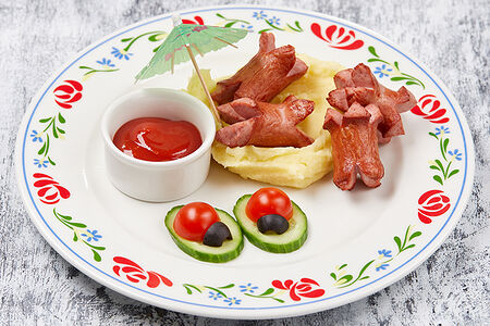 Лесная полянка с картофельным пюре и кетчупом