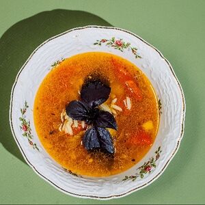 Наваристый говяжий бульон с печеными томатами и орзо