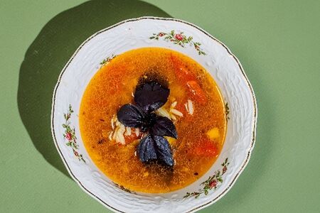 Наваристый говяжий бульон с печеными томатами и орзо