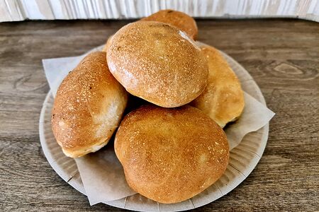 Пирожок сдобный постный Шпинат и репчатый лук 