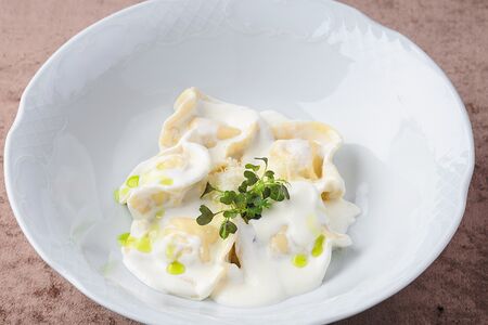 Равиоли с цыпленком в соусе четыре сыра