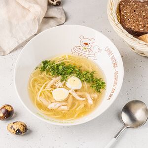 Суп-лапша с индейкой, перепелиным яйцом