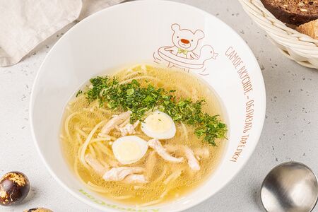 Суп-лапша с индейкой, перепелиным яйцом