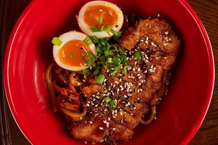 Лапша с хрустящим цыпленком и соусом лакса