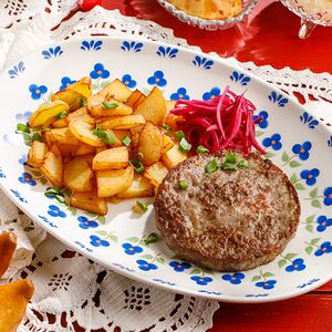 Рубленный бифштекс с жареным картофелем