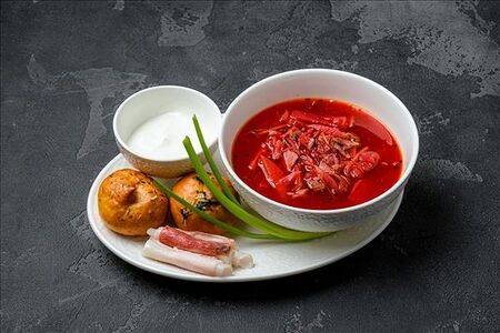 Борщ с томленой телятиной, гренками бородинскими, салом, сметаной