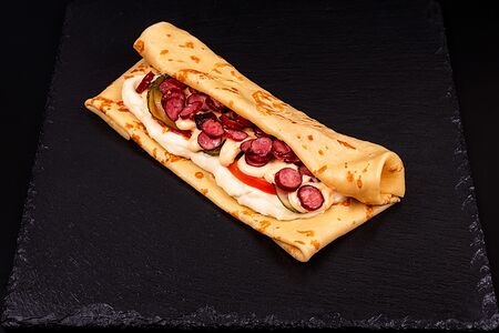 Блин с охотничьими колбасками