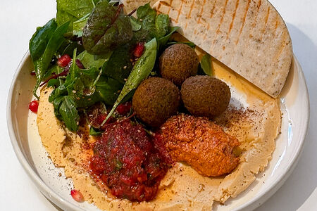 Фалафель с питой, хумусом, мухаммарой и овощной сальсой