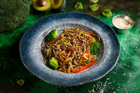 Гречневая лапша в кунжутном соусе