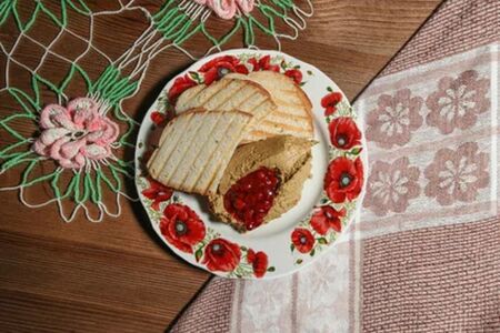 Паштет куриный с брусничным соусом