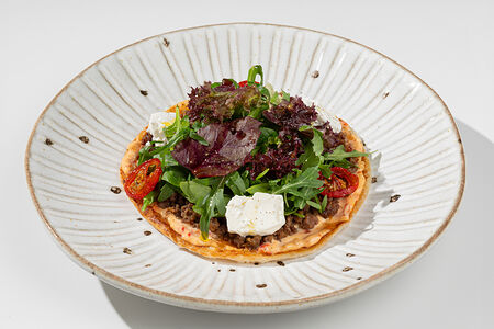 Роти с ягненком, зеленым салатом и фетой