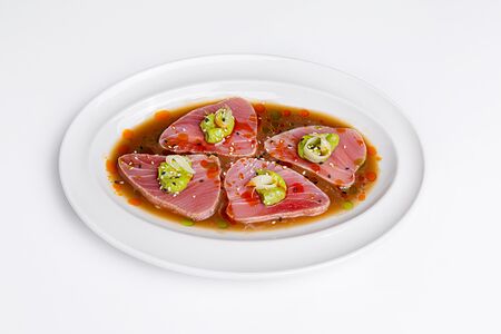 Татаки из тунца, соус якинуку, гуакамоле