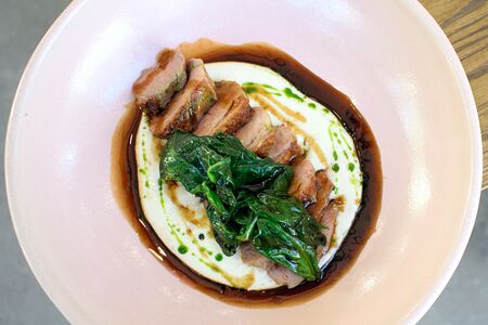 Утиная грудка со шпинатом и сырным муссом