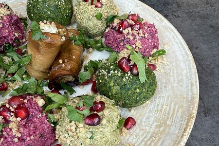 Ассорти из рулетиков и пхали