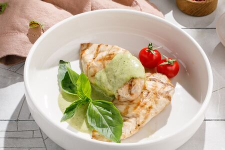 Куриное филе с сыром горгонзола в соусе песто