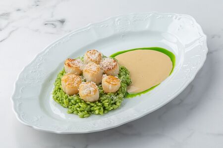 Орзо с гребешками и кремом из цукини