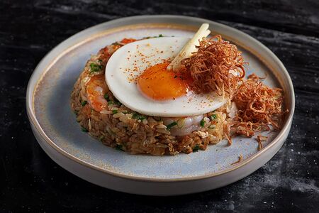 Жареный рис с креветками