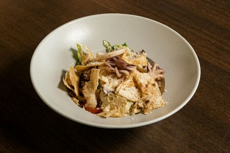 Цезарь по-грузински с морепродуктами