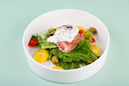 Нисуаз с тунцом на гриле и яйцом пашот