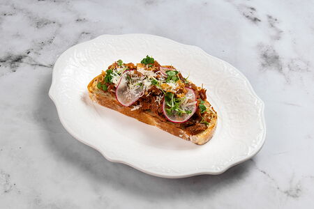 Брускетта с телячьими щечками и bbq