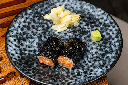 Лосось, спайси соус и никири