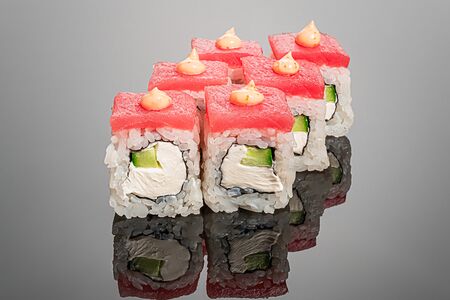 Филадельфия Магуро с соусом мотяки