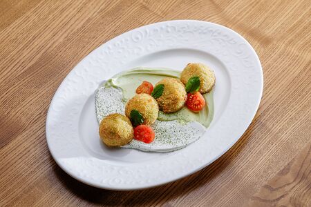 Крокеты из кабачка с сулугуни, кремом из авокадо и сметаной