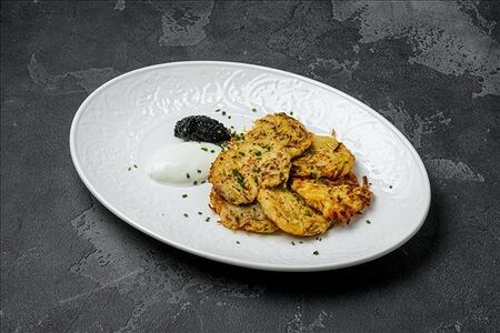 Драники со сметаной и черной икрой палтуса