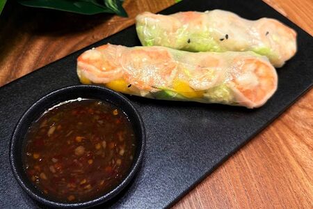 Спринг-роллы с креветкой и манго 