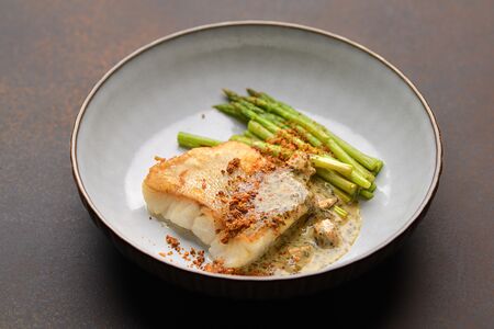 Балтийский судак с пак чой и соусом из водорослей