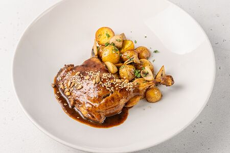 Томленая утиная ножка с печеным картофелем