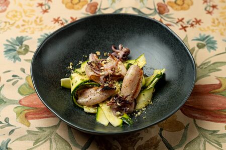 Салат с кальмарами и цукини