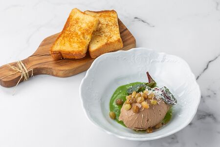 Паштет из утки с конфи из зелёных яблок и изюмом