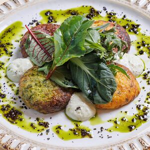 Բանջարեղենային կոտլետներ հունական յոգուրտով և միքս աղցանով