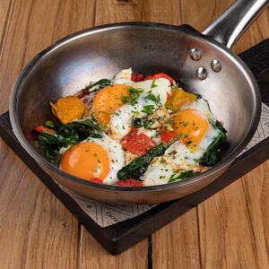Яичница из трех яиц с Моцареллой, шпинатом и перцем