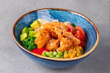 Боул с курицей и орехово-кунжутным соусом