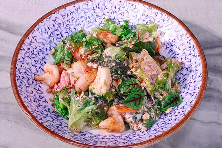 Креветки, брокколи, томат, микс-салат, соус спайси