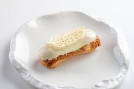 Эклер с ванильным кремом