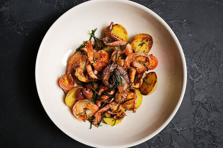 Обжаренные креветки, осьминог и кальмары