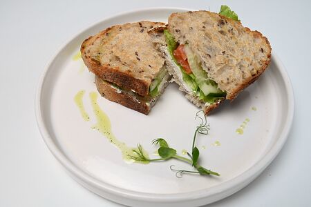 Сэндвич с курицей, томатами, беконом, сыром чеддер и соусом песто