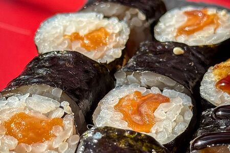 Ролл с лососем