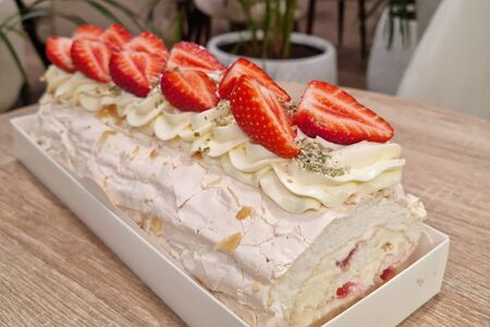 Рулет Меренговый малина