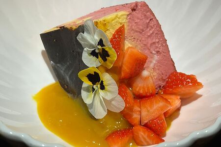 Чизкейк малина-манго с клубникой