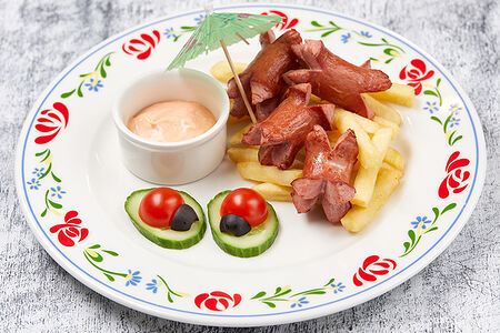 Лесная полянка с картофелем фри и пикантным соусом