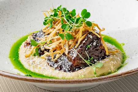 Щечки говяжьи на пюре из жареной картошки