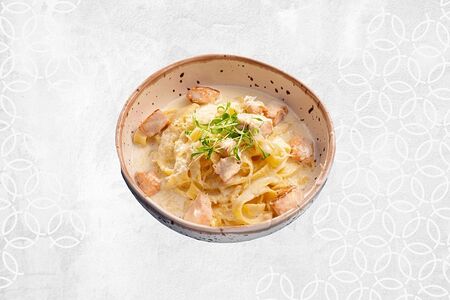 Феттуччине с лососем в сливочном соусе и шпинатом